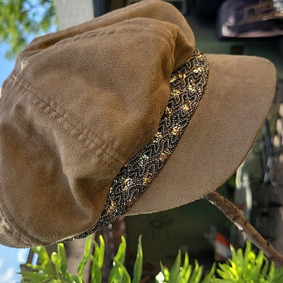 Ladies Cabbie Cap Faux Suede Newsboys Hat with Glitter Ribbon Trim - Picture 3 of 6